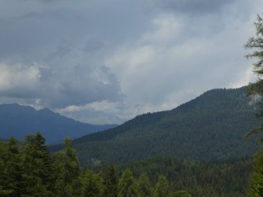 zirve rock Panorama Manzara Güney Tirol İtalya Avrupa yeşil yüksek dağlarda çimen çayır ağaçları orman güneş güneş ışığı