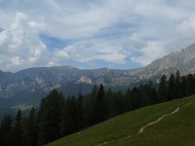 zirve rock panorama manzara yüksek dağları Güney Tirol İtalya'nın Avrupa gökyüzü bulutlar kötü hava orman ağaçları vahşi doğa yeşil çayır çimen