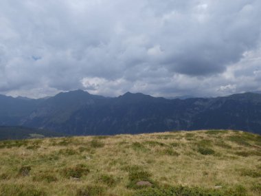 zirve rock panorama manzara yüksek dağları Güney Tirol İtalya'nın Avrupa gökyüzü bulutlar kötü hava orman ağaçları vahşi doğa yeşil çayır çimen