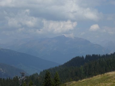 zirve rock panorama manzara yüksek dağları Güney Tirol İtalya'nın Avrupa gökyüzü bulutlar kötü hava orman ağaçları vahşi doğa yeşil çayır çimen
