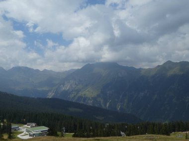 zirve rock panorama manzara yüksek dağları Güney Tirol İtalya'nın Avrupa gökyüzü bulutlar kötü hava orman ağaçları vahşi doğa yeşil çayır çimen