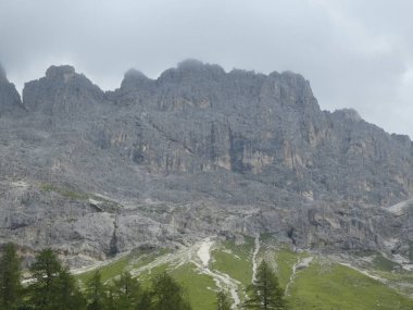 zirve rock panorama manzara yüksek dağları Güney Tirol İtalya'nın Avrupa gökyüzü bulutlar kötü hava orman ağaçları vahşi doğa yeşil çayır çimen