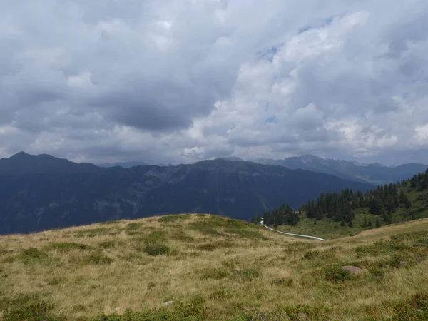 山顶岩石全景风景的高山在南部蒂罗尔欧洲天空云彩恶劣天气森林树木野生自然草甸绿草 — 图库照片