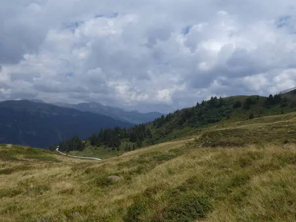 山顶岩石全景风景的高山在南部蒂罗尔欧洲天空云彩恶劣天气森林树木野生自然草甸绿草 — 图库照片