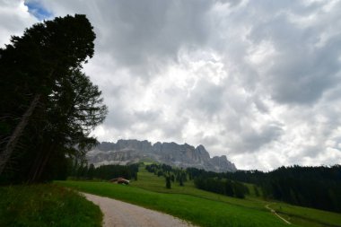 zirve rock panorama manzara Dağları'nın Güney Tirol İtalya Avrupa gökyüzü bulutlar vadi vahşi doğa