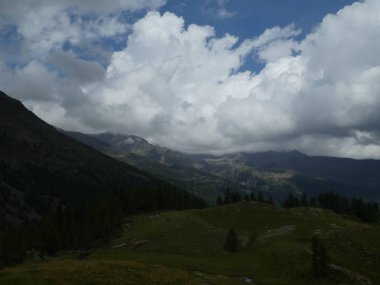zirve rock panorama manzara yüksek dağları Güney Tirol İtalya'nın kötü hava orman ağaçları Avrupa bulutlar gökyüzü