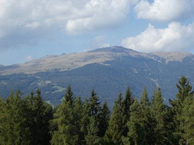 zirve rock panorama manzara yüksek dağları Güney Tirol İtalya'nın kötü hava orman ağaçları Avrupa bulutlar gökyüzü
