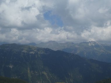 zirve rock panorama manzara yüksek dağları Güney Tirol İtalya'nın kötü hava orman ağaçları Avrupa bulutlar gökyüzü