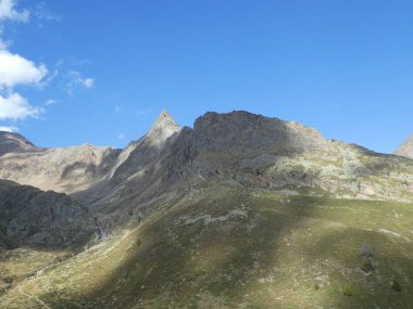zirve rock panorama manzara yüksek dağları Güney Tirol İtalya'nın kötü hava orman ağaçları Avrupa bulutlar gökyüzü