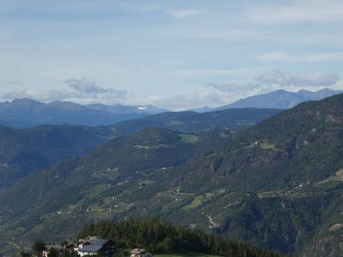 zirve rock panorama manzara yüksek dağları Güney Tirol İtalya'nın kötü hava orman ağaçları Avrupa bulutlar gökyüzü