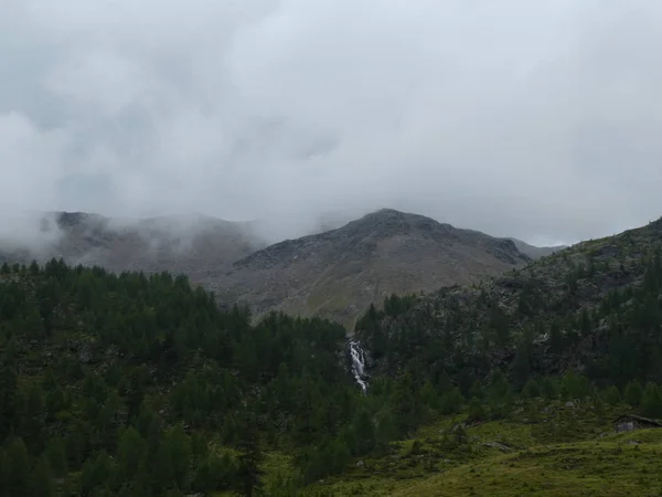 山顶岩石全景风景的高山在南部蒂罗尔欧洲云云天空恶劣天气森林树 — 图库照片