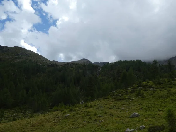 山顶岩石全景风景的高山在南部蒂罗尔欧洲云云天空恶劣天气森林树 — 图库照片