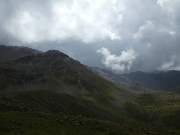 山顶岩石全景风景的高山在南部蒂罗尔欧洲云云天空恶劣天气森林树 图库图片