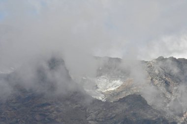 zirve rock Dağları'nın Güney Tirol İtalya Avrupa'nın bulutlar bulutlar sis