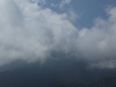 zirve rock Dağları'nın Güney Tirol İtalya Avrupa'nın bulutlar bulutlar sis