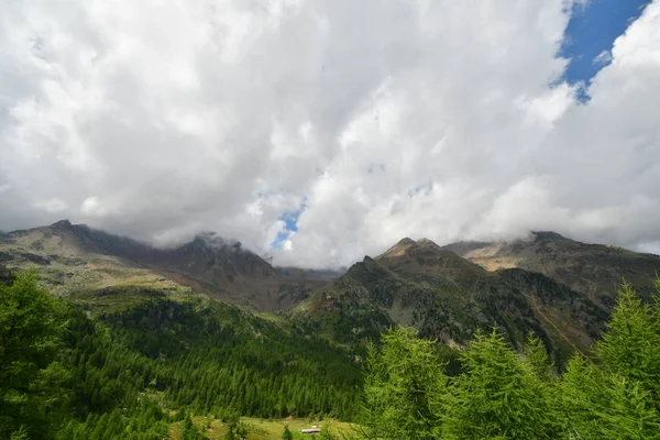 山顶岩石全景风景的高山在南蒂罗尔欧洲天空云云野生自然绿色草甸 — 图库照片