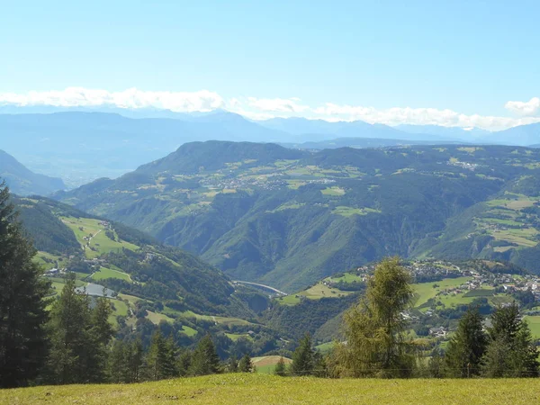 サミット高岩パノラマ風景ヨーロッパ イタリア南チロルの山空雲野生の自然の緑の草の草原 — ストック写真