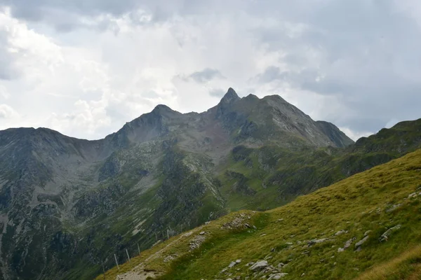 南チロルのイタリア ヨーロッパの高山の岩パノラマ メルヴィルをサミット雲空野生の自然草原高原 — ストック写真