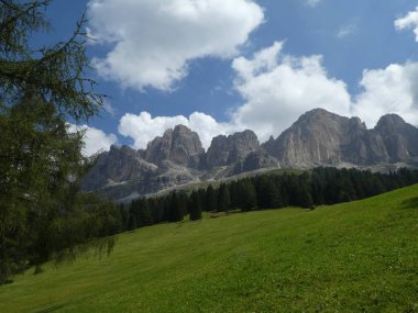 Rock panorama landsape Zirvesi Dağları'nın Güney Tirol İtalya orman ağaçları çayır Avrupa bulutlar gökyüzü 
