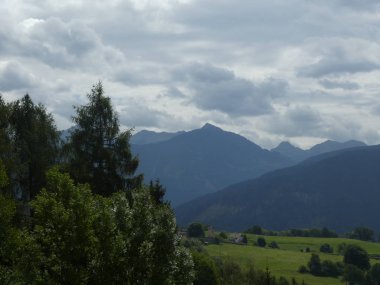 Rock panorama landsape Zirvesi Dağları'nın Güney Tirol İtalya orman ağaçları çayır Avrupa bulutlar gökyüzü 