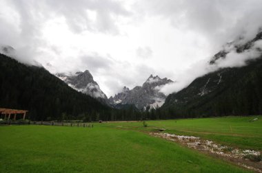 Rock panorama landsape Zirvesi Dağları'nın Güney Tirol İtalya orman ağaçları çayır Avrupa bulutlar gökyüzü 