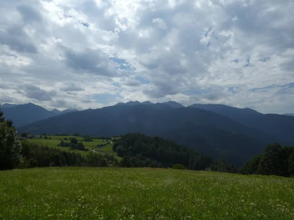 山顶岩石全景土地的山脉在南蒂罗尔欧洲云云天空森林树木草甸 — 图库照片