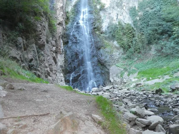 ヨーロッパ イタリア南チロルの山の中の大きな高滝 — ストック写真