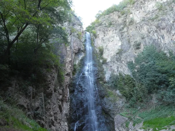 ヨーロッパ イタリア南チロルの山の中の大きな高滝 — ストック写真