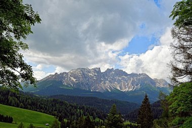 zirve rock panorama manzara Dağları'nın Güney Tirol İtalya Avrupa vahşi doğa ağaç orman gökyüzü bulutlar yeşil çim çayır