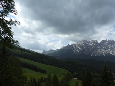zirve rock panorama manzara Dağları'nın Güney Tirol İtalya Avrupa vahşi doğa ağaç orman gökyüzü bulutlar yeşil çim çayır