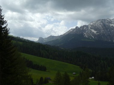 zirve rock panorama manzara Dağları'nın Güney Tirol İtalya Avrupa gökyüzü bulutlar vahşi doğa ağaçlar yeşil çim orman 