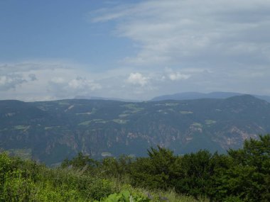 zirve rock panorama manzara Dağları'nın Güney Tirol İtalya Avrupa gökyüzü bulutlar vahşi doğa ağaçlar yeşil çim orman 
