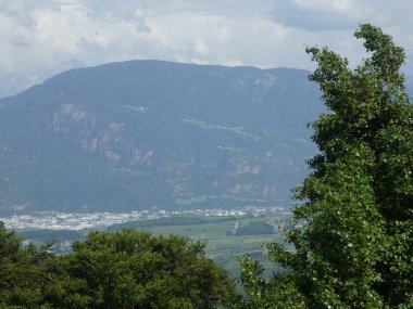 zirve rock panorama manzara şehir Vadisi Dağları'nın Güney Tirol İtalya Avrupa'nın vahşi doğa gökyüzü bulutlar 