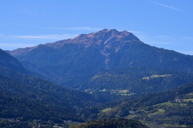 zirve rock panorama manzara Dağları'nın Güney Tirol İtalya Avrupa gökyüzü bulutlar vahşi doğa orman ağaçları