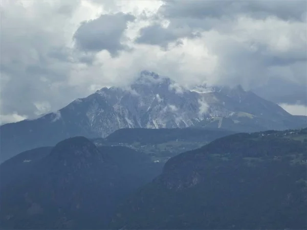 サミット高岩パノラマ風景ヨーロッパ イタリア南チロルの山空雲野性 — ストック写真