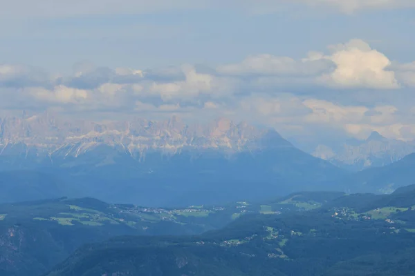 サミット高岩パノラマ風景ヨーロッパ イタリア南チロルの山空雲野性 — ストック写真