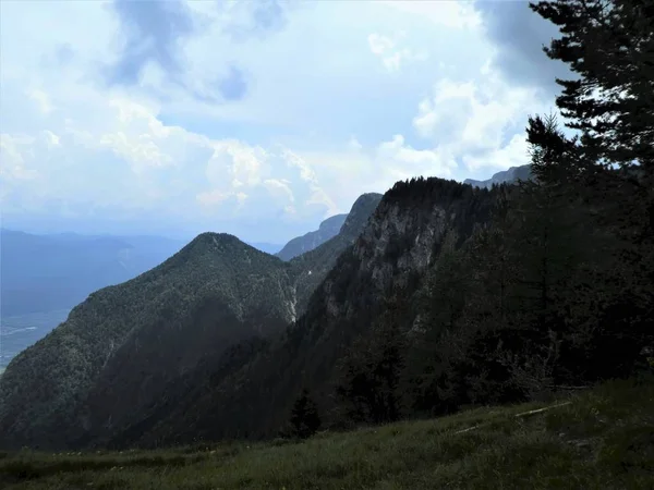 サミット高岩パノラマ風景ヨーロッパ イタリア南チロルの山空雲野性 — ストック写真