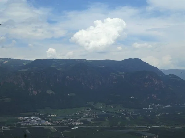 サミット高岩パノラマ風景ヨーロッパ イタリア南チロルの山空雲野性 — ストック写真