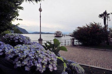 Lake Maggiore İtalya Zirvesi rock Panorama manzara vahşi doğa mounains içinde 