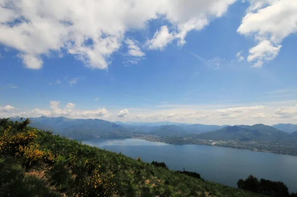 Lake Maggiore Talya Avrupa Nın Dağlarda Vahşi Bulutlar Doğa Gökyüzü — Stok fotoğraf