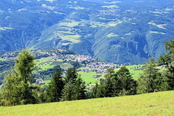 南チロルのイタリアの高山の岩のパノラマ風景をサミット ヨーロッパ空青い雲野性 — ストック写真