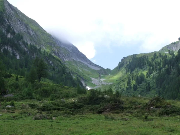 山顶岩石全景风景的山在奥地利欧洲 — 图库照片