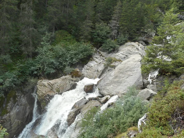 ヨーロッパ イタリア南チロルの山の中で野生のストリーム石岩野性 — ストック写真