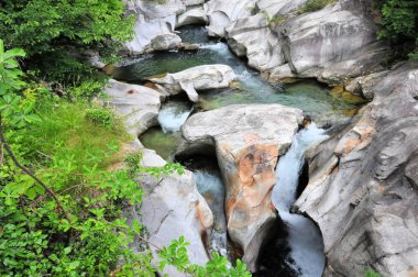 İtalya Avrupa taş taş üzerinde dağlarda vahşi akışı