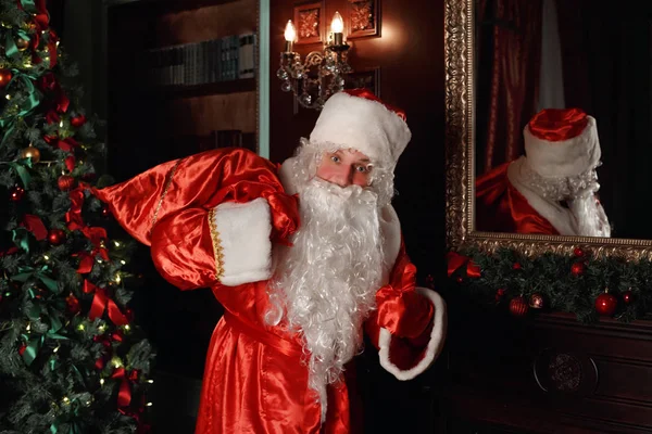 サンタ クロースは あなたの家に来ています 彼は全体のプレゼントの袋をもたらした — ストック写真