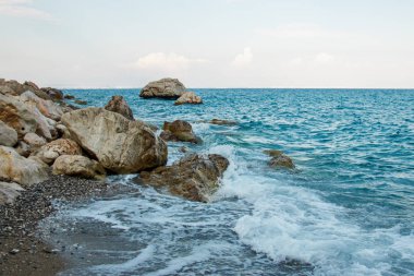 Dalgalar gürültüyle çarpmak buzlu. Dalgalar gürültüyle çarpmak buzlu. Dalgalar deniz