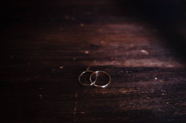 Kıvılcım, siyah arka plan üzerinde havai fişek