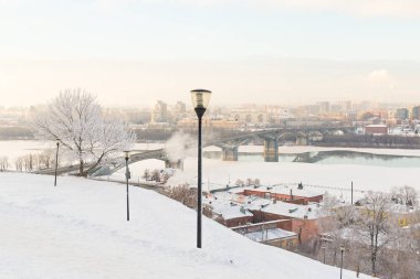 Kış şehir manzarası. Kış aylarında Rusya