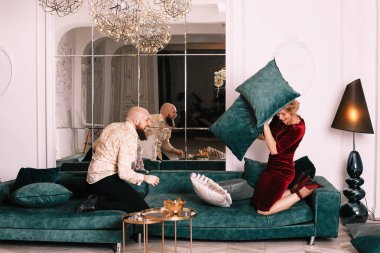 Erkek ve kadın yastık ile mücadele. Komik yastık kavgası. Aşık çift yatakta yastık ile kavga düzenlenmiş.