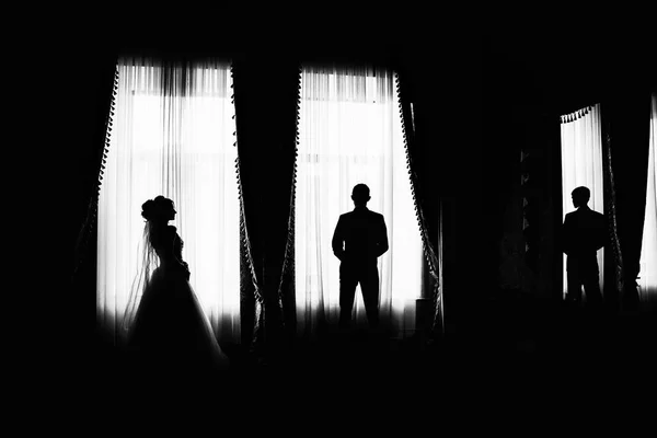 Gelin ve damat büyük Windows tarafından hazır. Siluetleri. Siyah beyaz fotoğraf